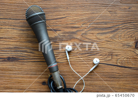 マイクとイヤホン 65450670