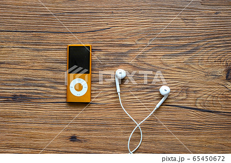 音楽プレーヤーとイヤホン 65450672