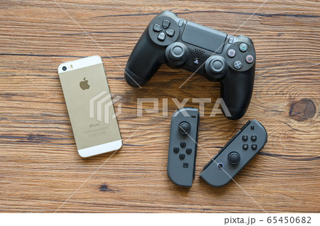 2台のコントローラーとスマホ 2台のコントローラーとスマホ 65450682