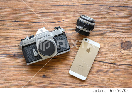 フィルムカメラとオールドレンズとスマホの写真素材
