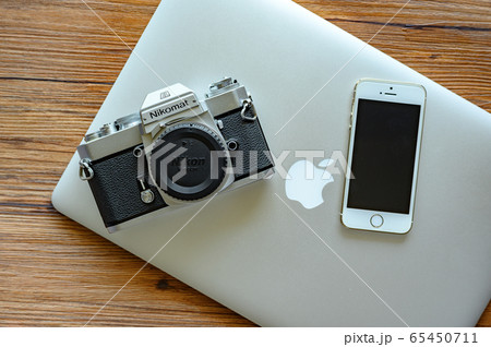 フィルムカメラとノートパソコンとスマホ 65450711