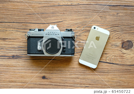 フィルムカメラとスマホ フィルムカメラとスマホ 65450722