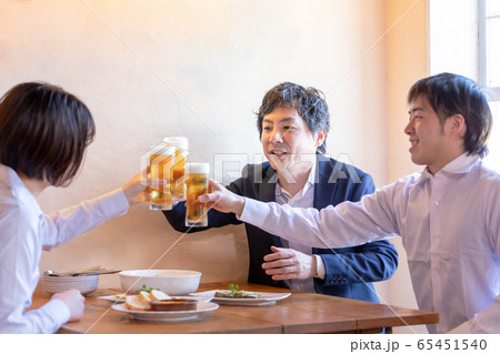 洋風居酒屋で乾杯する男女 65451540