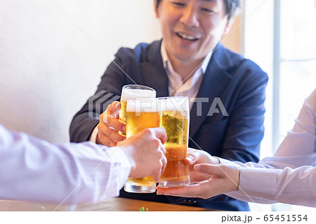 洋風居酒屋で乾杯する男女 65451554