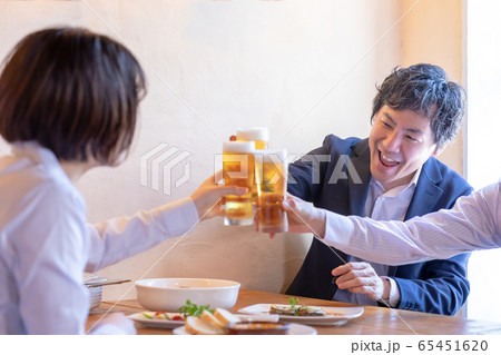 洋風居酒屋で乾杯する男女 洋風居酒屋で乾杯する男女 65451620