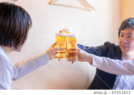 洋風居酒屋で乾杯する男女 65451621
