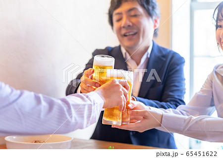 洋風居酒屋で乾杯する男女 洋風居酒屋で乾杯する男女 65451622