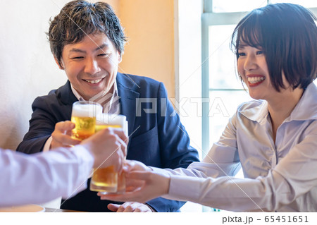 洋風居酒屋で乾杯する男女 洋風居酒屋で乾杯する男女 65451651