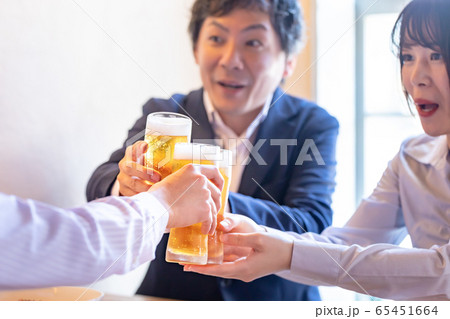 洋風居酒屋で乾杯する男女 洋風居酒屋で乾杯する男女 65451664