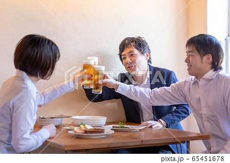 洋風居酒屋で乾杯する男女 洋風居酒屋で乾杯する男女 65451678