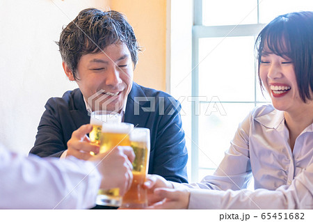 洋風居酒屋で乾杯する男女 65451682