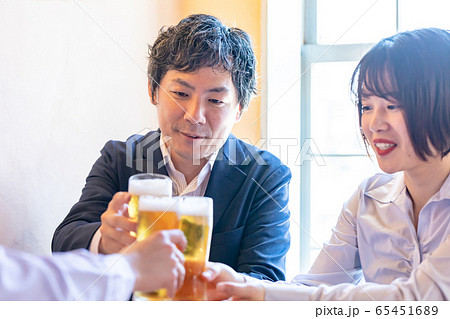 洋風居酒屋で乾杯する男女 65451689