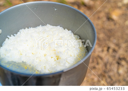 キャンプ素材 キャンプ飯 炊きたてご飯 キャンプ素材 キャンプ飯 炊きたてご飯 65453233