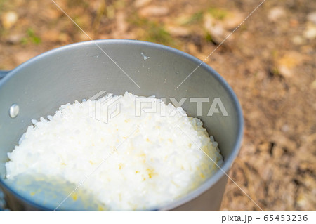 キャンプ素材　キャンプ飯　炊きたてご飯 65453236