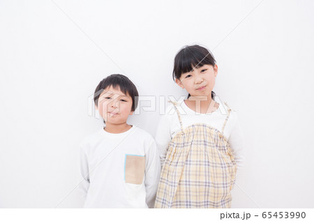 笑顔が可愛い小学生の男の子と女の子 65453990
