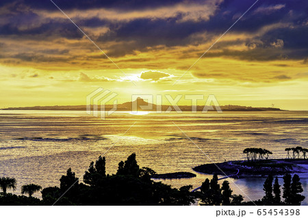 沖縄県 エメラルドビーチの美しい夕景 伊江島に沈む夕日  65454398