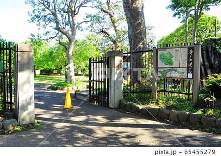 世田谷区 等々力渓谷 日本庭園芝生広場側の門と案内板と新緑 世田谷区 等々力渓谷 日本庭園芝生広場側の門と案内板と新緑 65455279