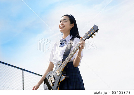 屋上で空を見上げる女子高生 屋上で空を見上げる女子高生 65455373