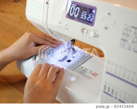 自宅でミシンを使って手作りマスクを作る 自宅でミシンを使って手作りマスクを作る 65455609