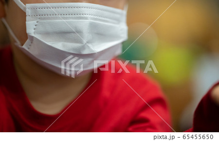 マスクをつけた子供 使い捨てマスク マスクをつけた子供 使い捨てマスク 65455650