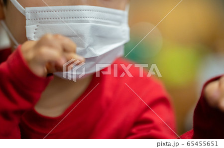 マスクをつけた子供　使い捨てマスク 65455651