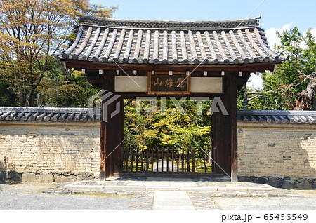 覚雄山 鹿王院の「山門」（京都市右京区嵯峨北堀町） 65456549