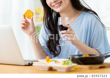 オンライン 飲み会 女性 家の写真素材