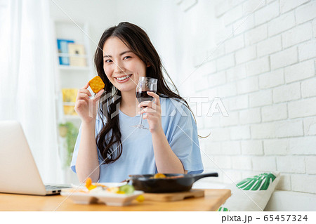 オンライン 飲み会 女性 家 オンライン 飲み会 女性 家 65457324