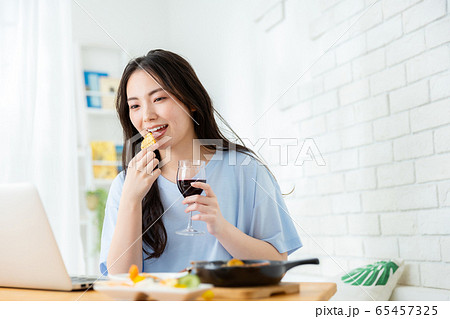 オンライン　飲み会　女性　家 65457325