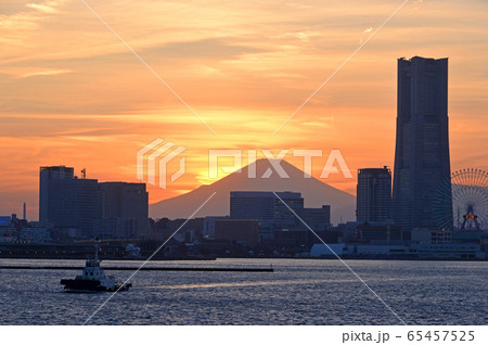 横浜みなとみらいの夕焼け 65457525