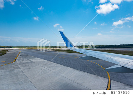 メキシコ　カンクン国際空港へ到着　飛行機の翼 65457616