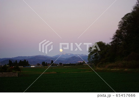 早池峰山の上にフラワームーン 65457666