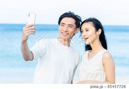 若い男女（スマホ） 65457726