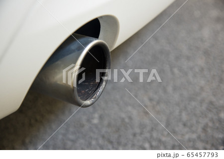 自動車のマフラーのアップ 65457793