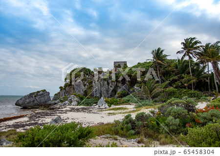 メキシコ　トゥルムの遺跡　神殿　エルカスティージョ 65458304