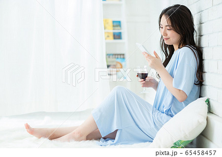 女性　スマホ　部屋　リラックス 65458457