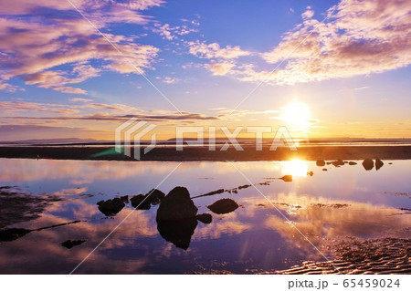 海に反射する夏の夕日の写真素材