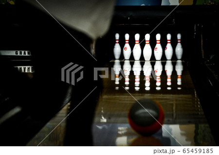 ボーリングゲームとボーリングレーンのイメージの写真素材