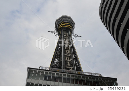 ビルの間から見る「通天閣」（大阪府大阪市浪速区） 65459221