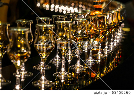 お酒とワイングラス お酒とワイングラス 65459260