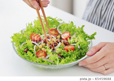 サラダ　主婦イメージ 65459688