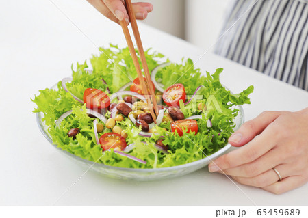 サラダ　主婦イメージ 65459689