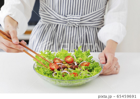 サラダ 主婦イメージ サラダ 主婦イメージ 65459691