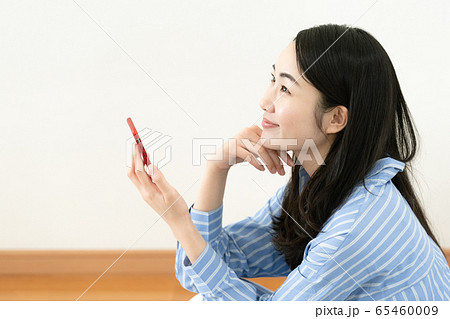 女性　スマホ　見る 65460009