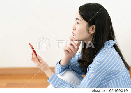 女性　スマホ　見る 65460010