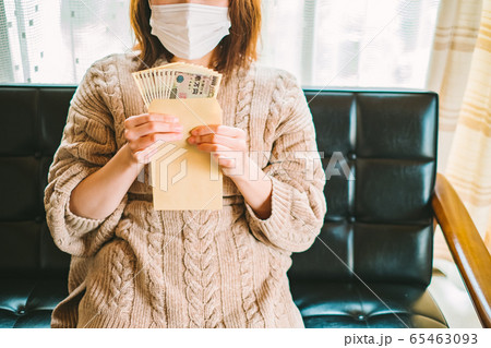現金10万円を持つ女性 特別定額給付金 家計 へそくり 現金10万円を持つ女性 特別定額給付金 家計 へそくり 65463093
