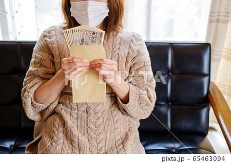 現金10万円を持つ女性 特別定額給付金 家計 へそくり 現金10万円を持つ女性 特別定額給付金 家計 へそくり 65463094