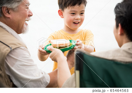 アウトドアを楽しむ三世代のファミリー 65464563