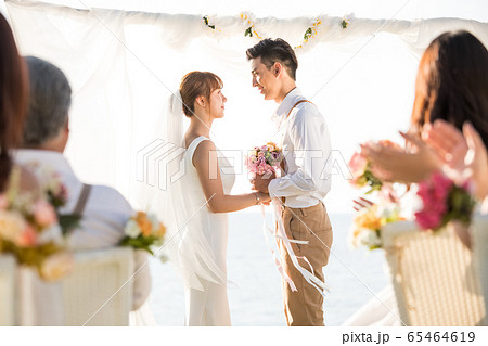 ロマンチックなリゾートウェディング 65464619