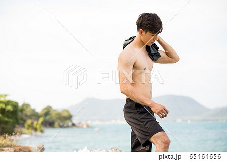 屋外でトレーニングをする若い男性 65464656